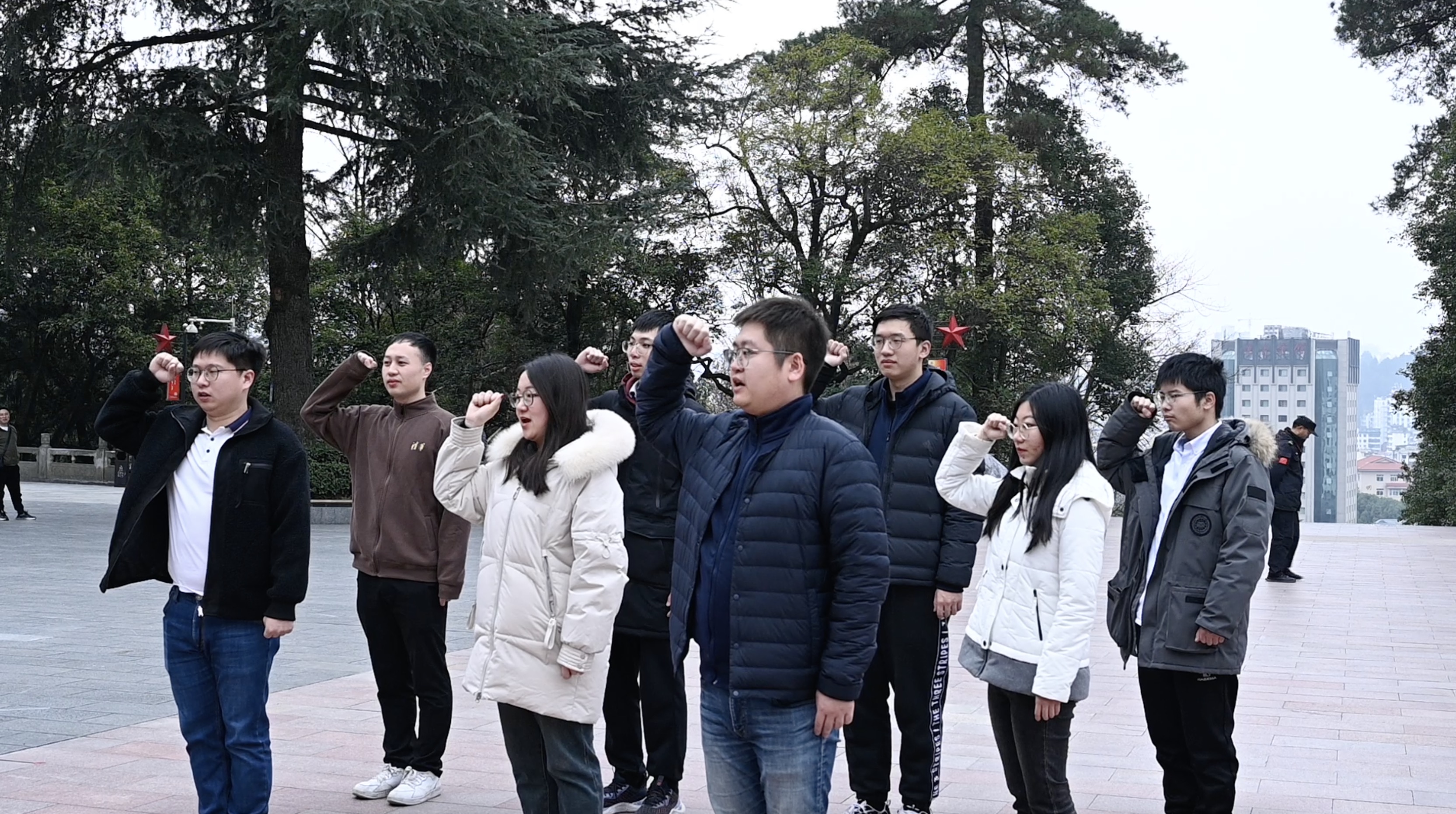 20240301-学思践悟启新程,挺膺担当绘青春——2024 年华体会网页版研究生寒假社会实践总结回顾-社科学院、电子系与美术学院“社稷强贵·E往无黔”实践支队-支队成员在红军烈士陵园重温入党誓词.jpg