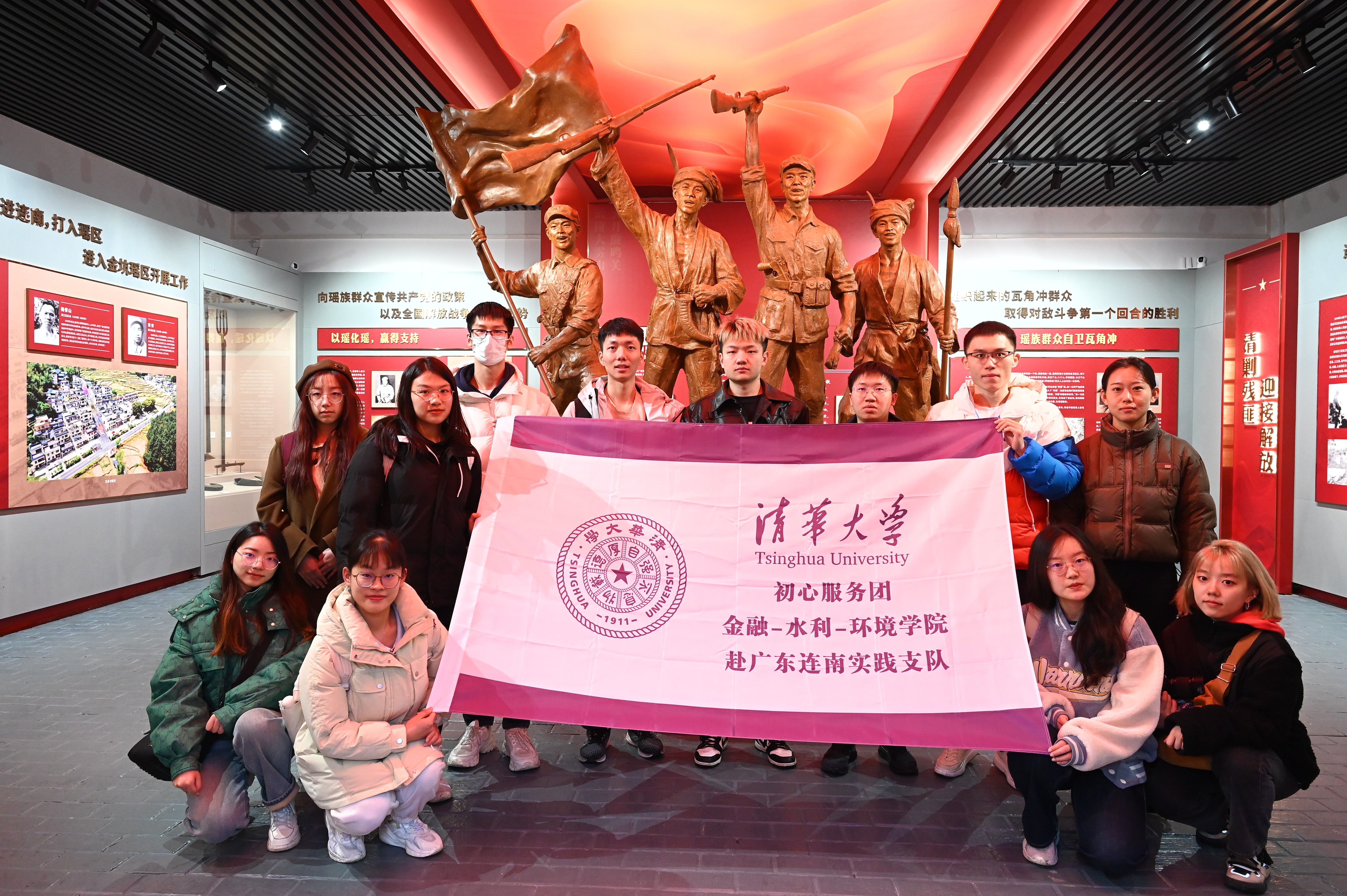 20240301-学思践悟启新程,挺膺担当绘青春——2024 年华体会网页版研究生寒假社会实践总结回顾-“初心服务团”联合金融学院-水利系-环境学院赴广东连南实践支队-支队成员在红军烈士陵园重温入党誓词.jpg